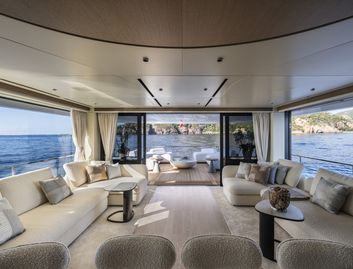 Arcadia A80new, Interior
