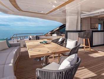 Monte Carlo Yachts MCY 105 Skylounge, Deck Area