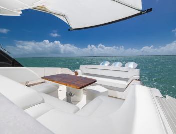 Tiara 46LS, Deck Area