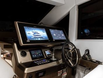 Galeon 480 Fly, Helm Station