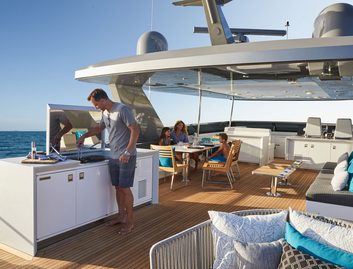 Hatteras M90 Panacera, Fly Deck/Sportdeck