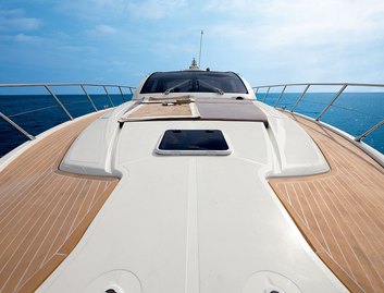 Azimut Atlantis 58, Deck Area