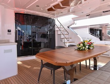 Gulf Craft Majesty 90, Deck Area