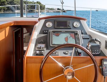 Beneteau Swift Trawler 44, Helm Station