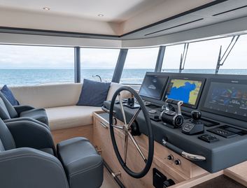 Beneteau Grand Trawler 62, Helm Station