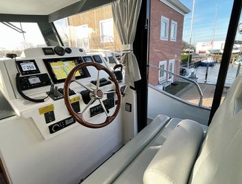 Delphia 12 Flylounge, Helm Station