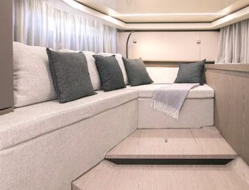 Invictus GT370, Interior