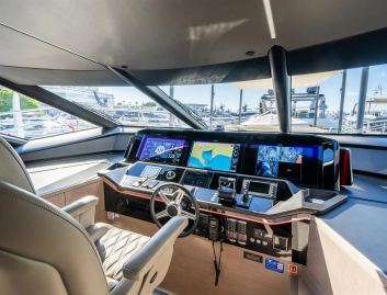 Sunseeker 100 Yacht, Helm Station