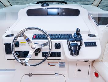 Grady-White Express 370 , Helm Station
