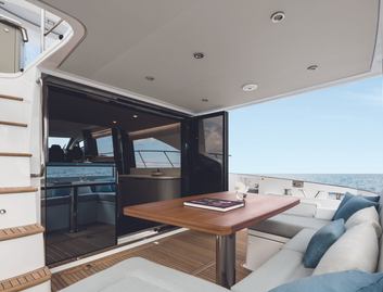 Azimut 55 Mk3, Deck Area