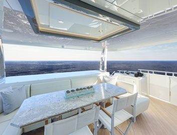 Ocean Alexander 27R, Deck Area