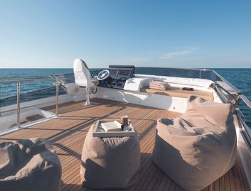 Azimut 77S, Fly Deck/Sportdeck