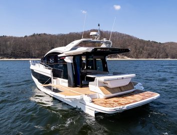 Galeon 450 HTC, Deck Area