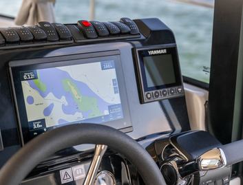 Delphia 10 Sedan , Helm Station