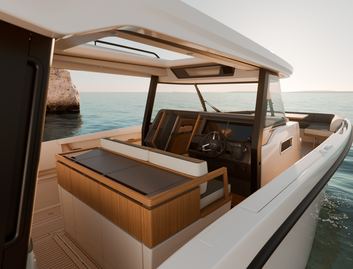 AIATA Sunfinder 38 , Helm Station