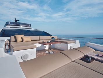 Azimut 77S, Deck Area