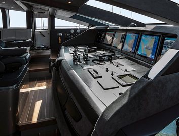 Mangusta GranSport 54, Helm Station