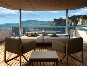 Custom Line Navetta 38, Deck Area