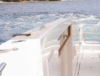 Aiata Wayfinder 38 Suntop, Deck Area