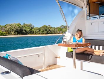 Riviera 525 SUV, Deck Area