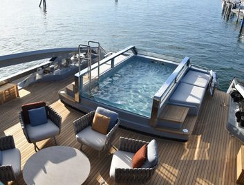 Ocean King Doge 400 GT , Deck Area