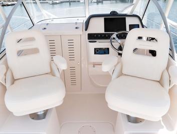 Grady-White Adventure 218 , Helm Station