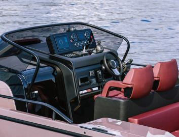 Cranchi A32 Luxury Tender , Helm Station