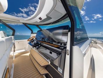 Tiara 56LS, Interior