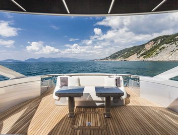 Pershing 70, Deck Area