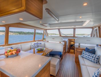 Grand Banks Eastbay 60, Interior