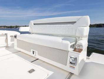 Tiara 34LS, Deck Area