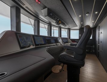 Mangusta Oceano 50, Helm Station