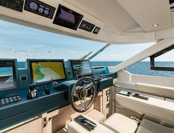 Monte Carlo Yachts MCY 76 Skylounge, Helm Station