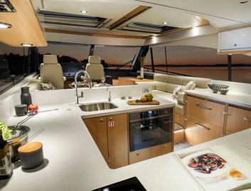 Riviera 525 SUV, Interior