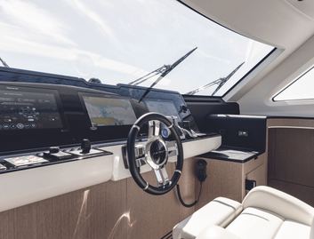 Azimut Grande 26M, Helm Station