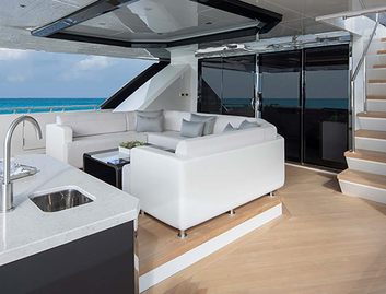 Ocean Alexander 35R, Deck Area