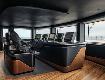 Sanlorenzo 74Steel , Helm Station