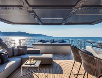 Pershing 140, Fly Deck/Sportdeck