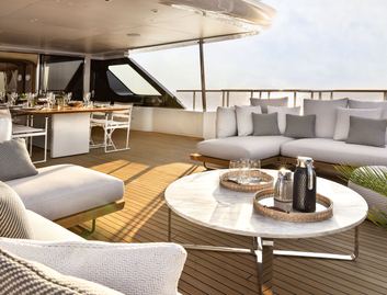 Benetti Motopanfilo 37M, Deck Area