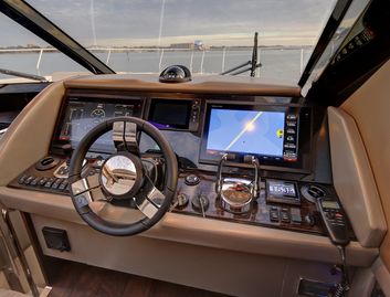 Carver C52 Coupe, Helm Station