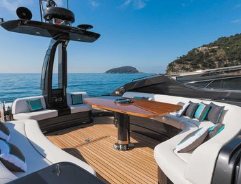 Riva 63&#039; Virtus, Deck Area