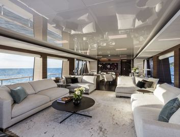 Custom Line Navetta 37, Interior