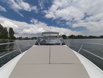 Galeon 305 Open, Deck Area