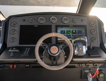 Maxim Yachts MAX43 Comfort, Helm Station
