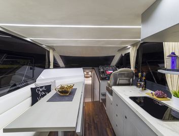 Galeon 360 Fly, Interior