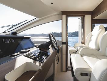 Azimut Fly 72 Mk3, Helm Station