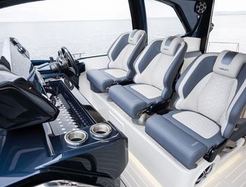 Galeon 435 GTI , Helm Station