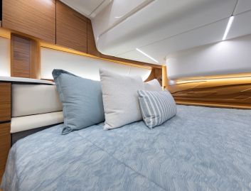 Tiara 39LS, Accommodation