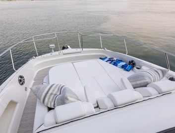 Sea Ray Sundancer 320 Coupe, Deck Area