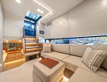 Manari 52, Interior